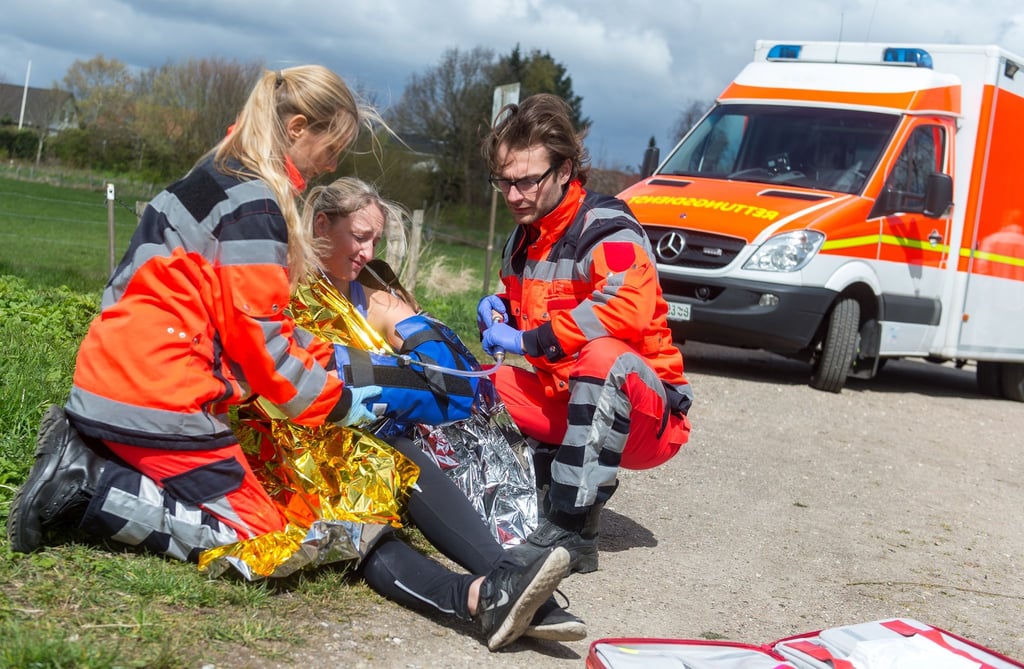 Dreht man die goldene Seite der Rettungsdecke nach oben schützt die innenliegende silberne Seite die unter ihr liegende Person vor Auskühlung.