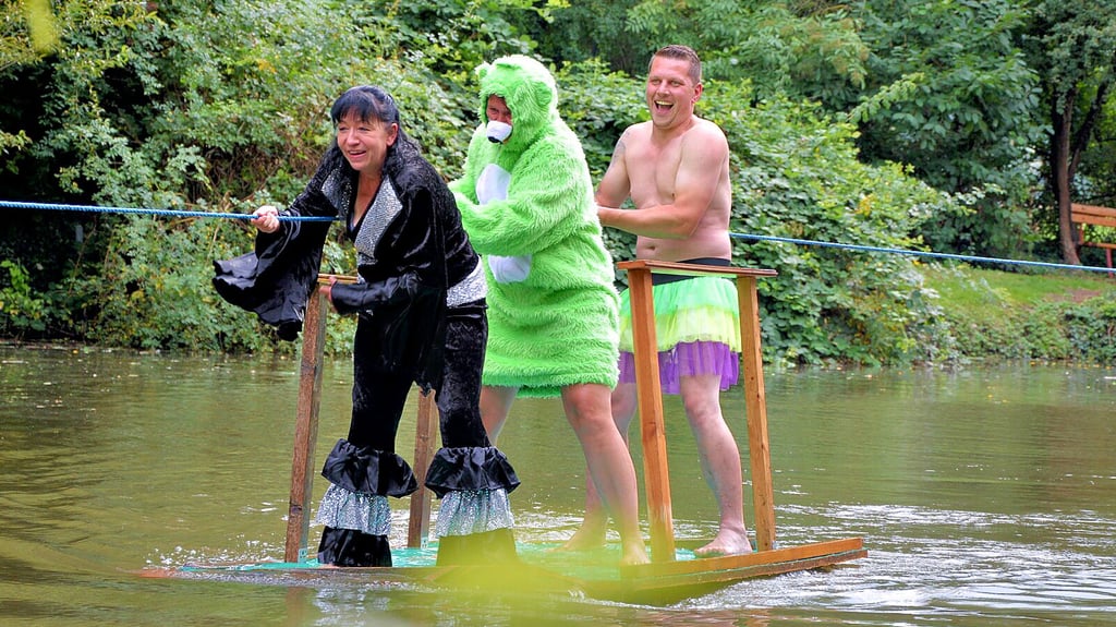 Die Gewinner: Das Team des Getänkestandes um Sweti, Claudi und Franco wagte sich mit dem besten Kostüm über den Teich.
