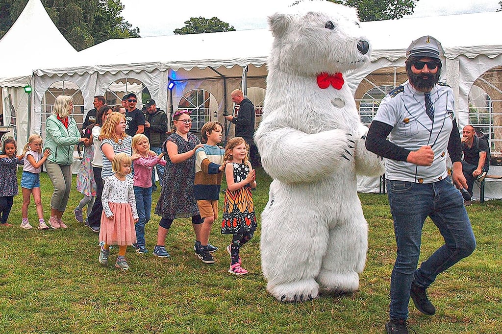 Käptn Brause feierte auf der Bleiche seine Riesensause und nahm bei der Polonaise Kinder, Eltern und Eisbär Knut mit.