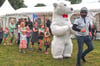 Käptn Brause feierte auf der Bleiche seine Riesensause und nahm bei der Polonaise Kinder, Eltern und Eisbär Knut mit.