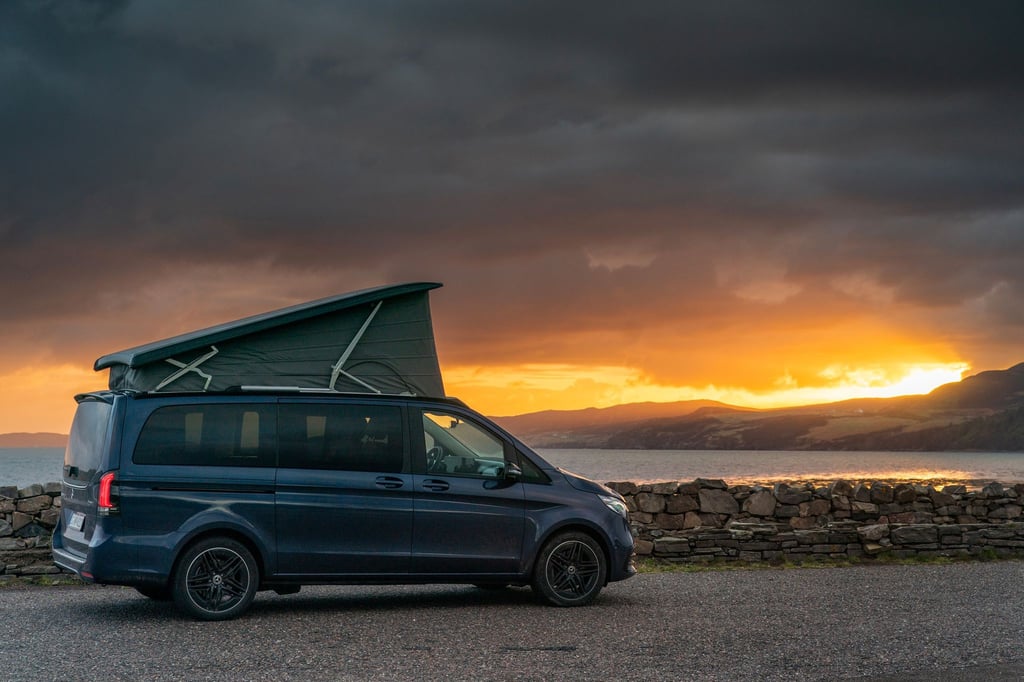 Unterwegs zu Hause: Hier ist's schön, hier schlafe ich - das dürfte die Idealvorstellung vieler Fans von Campern wie dem Marco Polo von Mercedes sein.