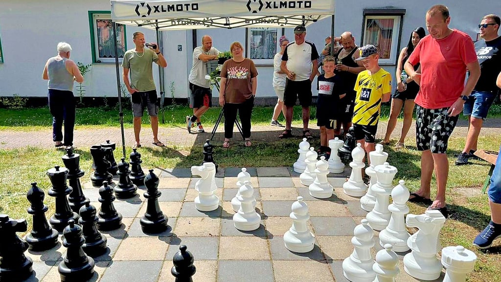 Das neue Freiluft-Schach in Rottmersleben befindet sich in der Nähe des Kreisverkehrs. Zutritt gibt es nur nach vorheriger Absprache mit einem Schlosscode.