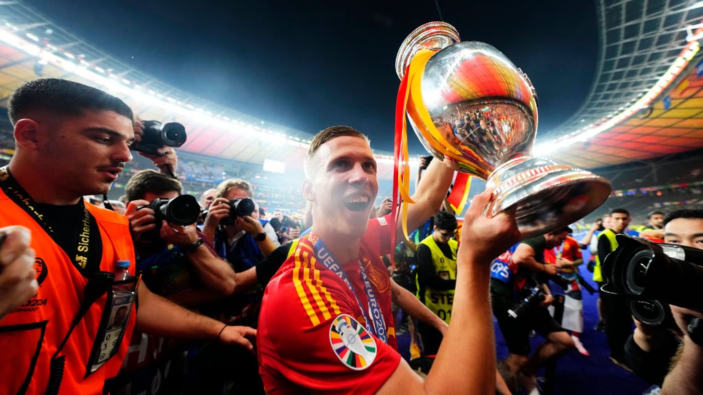 Der Mann mit dem Pott: Europameister Dani Olmo.