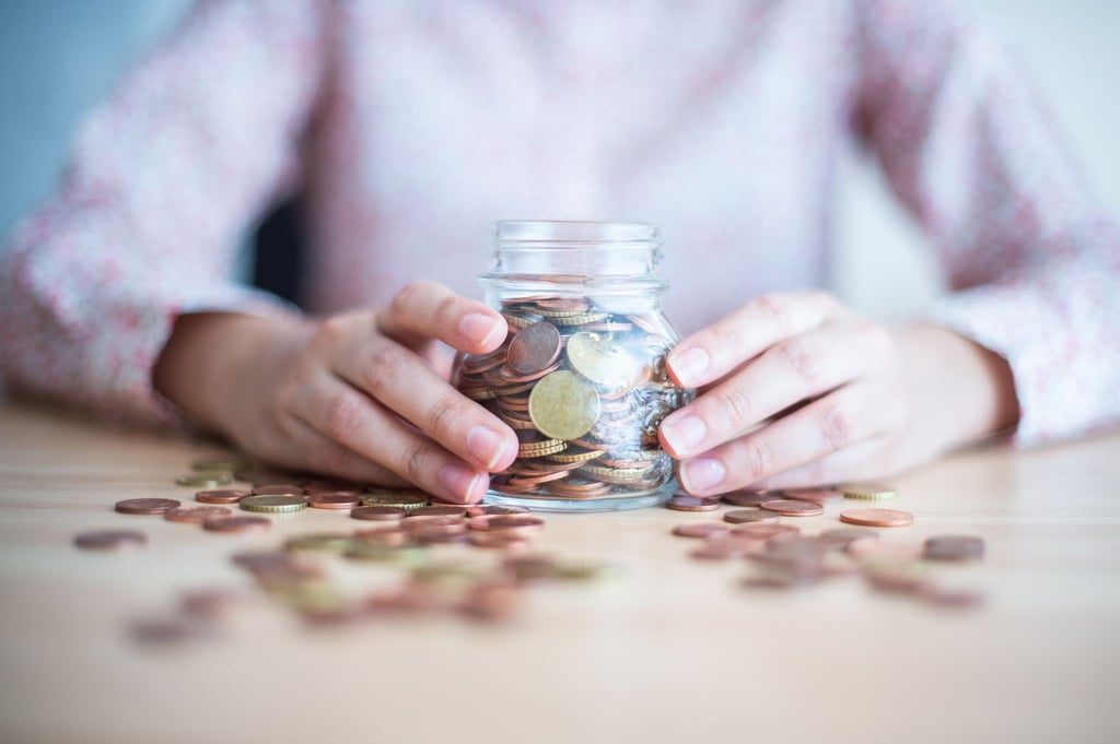 Regelmäßige Taschengeldzahlungen sind besser als immer mal wieder Geld zustecken, lautet der Expertenrat.