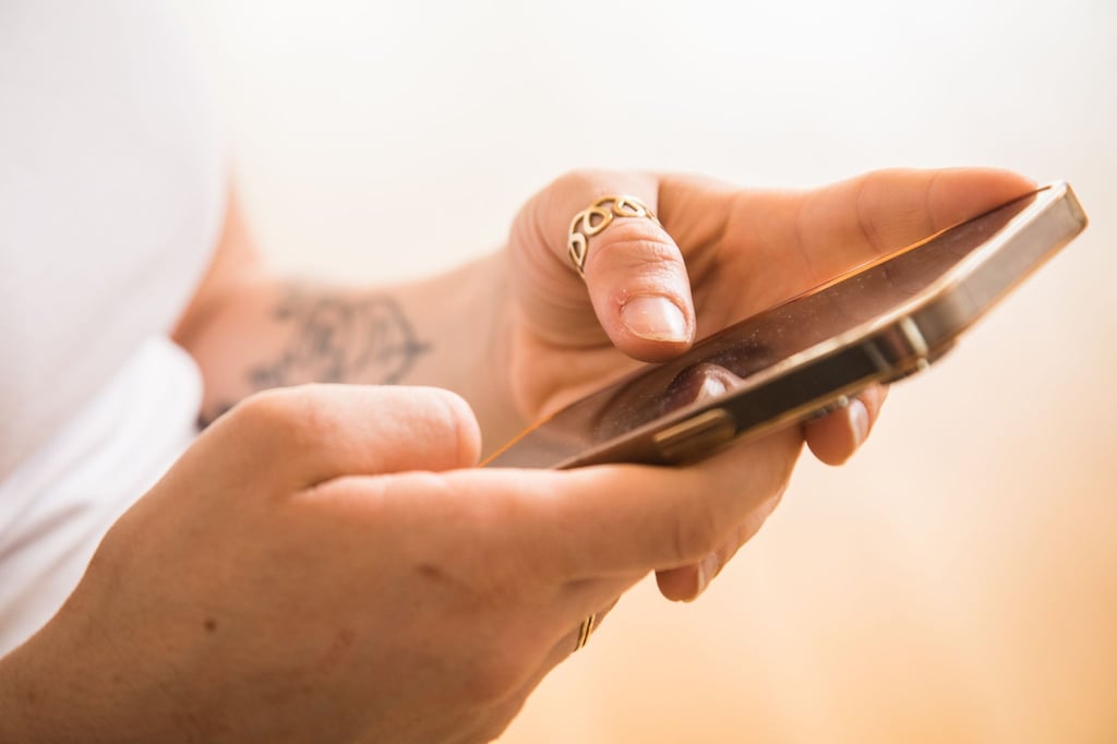 Bei sogenannten Ping-Calls lassen Betrüger das Handy kurz anklingeln, legen dann sofort auf und versuchen so Leute dazu zu bringen, dass sie zurückrufen.