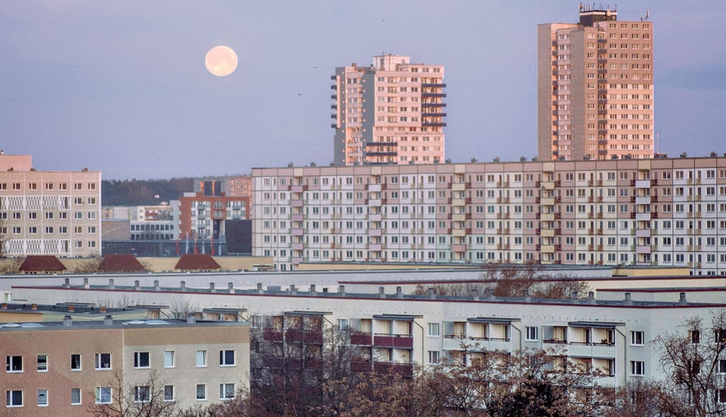 Für Jurij Morozov hat jedes Gebäude in Halle-Neustadt eine eigene Persönlichkeit, eine eigene Geschichte.