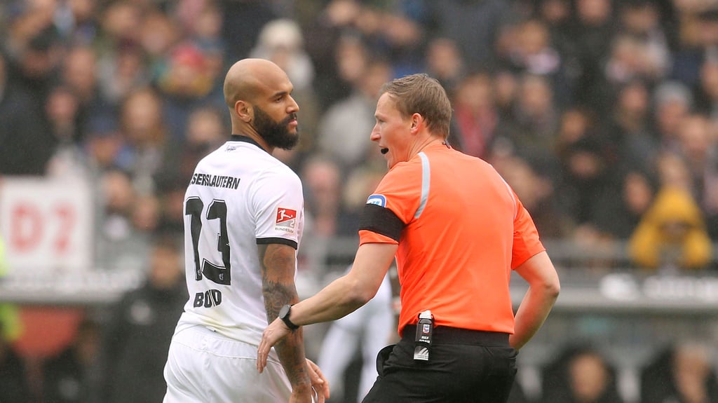 Terrence Boyd zeigt, was er von der Entscheidung des Unparteiischen Martin Petersen hält