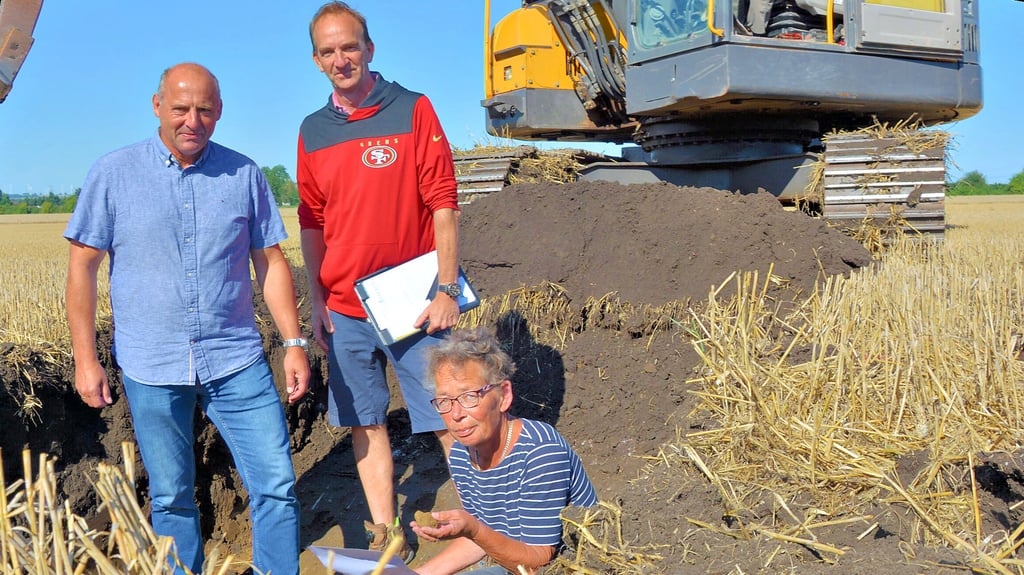 Es geht los am neuen Stadion in Wolmirstedt. Am Montag, 29. Juli, hat der Bagger die Vorarbeiten für den Bau eingeläutet. Für zehn Tage sind jetzt erstmal die Archälogen am Werk. Mit dabei waren neben dem stellvertretenden Bürgermeister Marko Kohlrausch (l.) auch Stadion-Planer Axel Gehlhaar und Astrid Deffner vom Mobilen Archäologieteam.