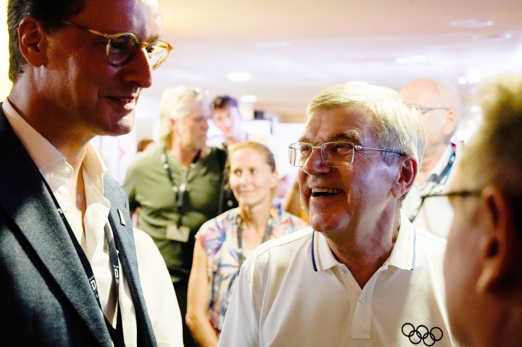 IOC-Präsident Thomas Bach (r), hier im Deutschen Haus mit NRW-Ministerpräsident Hendrik Wüst, ist von Olympia in Paris begeistert.