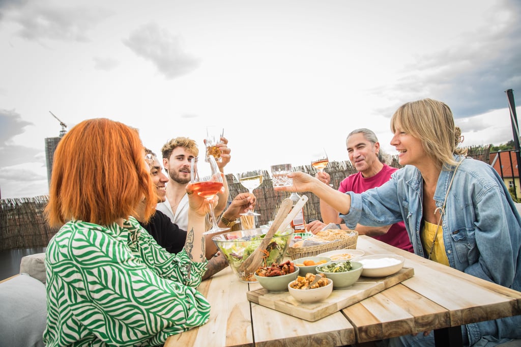 Bekannte treffen und neue Leute kennenlerenen - das kann man bei der Afterwork-Party in Merseburg (Symbolbild).