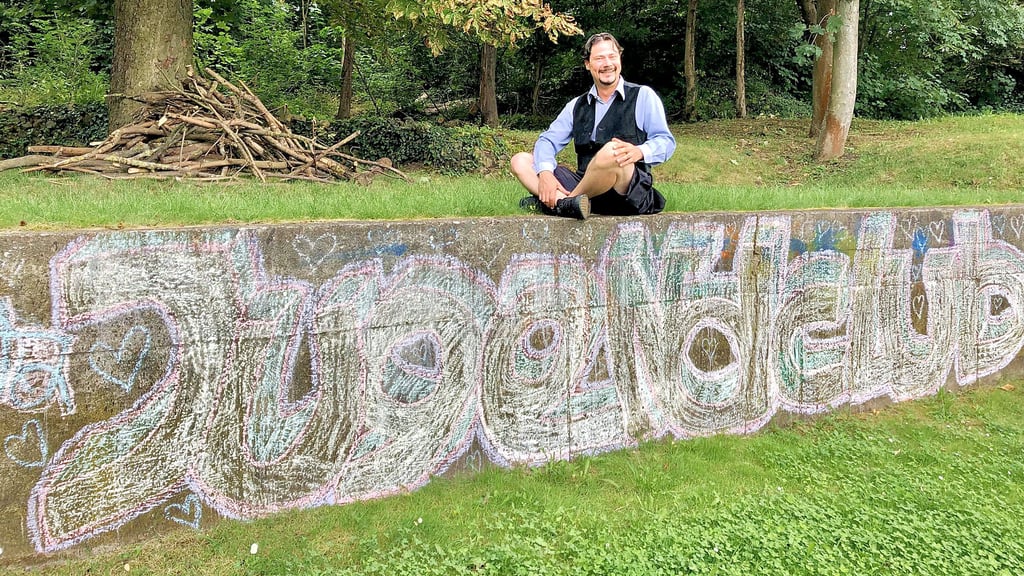 Kolja Ludolf zeigt stolz, wie kreativ die Müchelner Jugendclubbesucher in den Ferien waren.