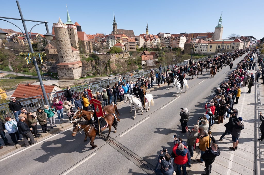 Osterreiter auf der Bautzener Friedensbrücke vor der Altstadtkulisse. (Archivbild)