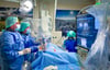 Chefarzt Dr. Sven Fischer (Zweiter von links)  kann auf seinem Monitor jederzeit während der OP kontrollieren, ob  er an der richtigen Stelle im Körper des Patienten agiert. 