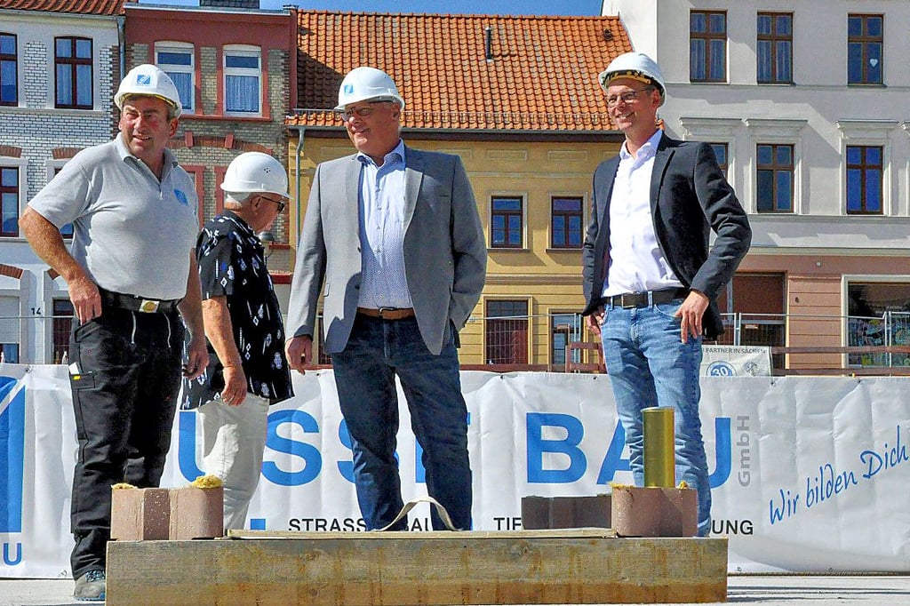 Der Grundstein für das Rolandhaus in Haldensleben wurde gelegt. Dabei wurde auch eine Zeitkapsel versenkt.