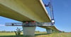 Ganz langsam bewegt sich diese Plattform unter der Brücke voran, so dass die Prüfer jede Stelle der gut ein Kilometer langen Vorlandbrücke, über die die Bundesstraße 188 verläuft, begutachten können. Für die Strombrücke über der Elbe selbst wird eine andere Technik zum Einsatz kommen. 
