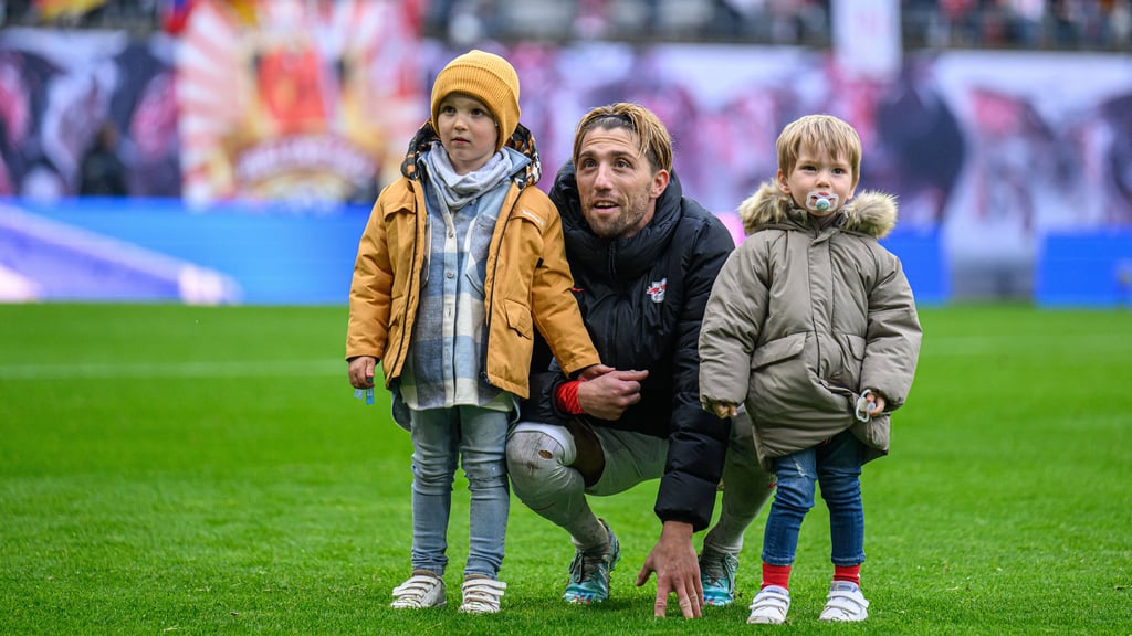 RB-Routinier Kevin Kampl mit seinen Kindern, rechts von ihm Sohn Jordi