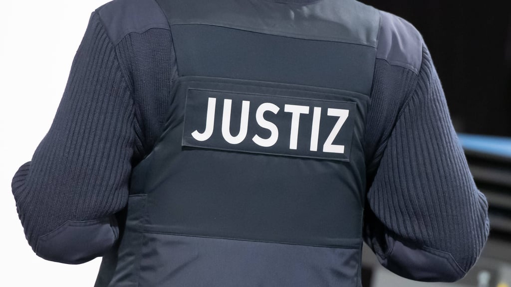Gegen den Stalker ist ein Beschluss zur Unterbringung in ein psychiatrisches Krankenhaus ergangen. Das heißt, dass der Mann erst einmal nicht auf freien Fuß kommt. Allerdings kann er Beschwerde gegen diesen Beschluss einlegen.
