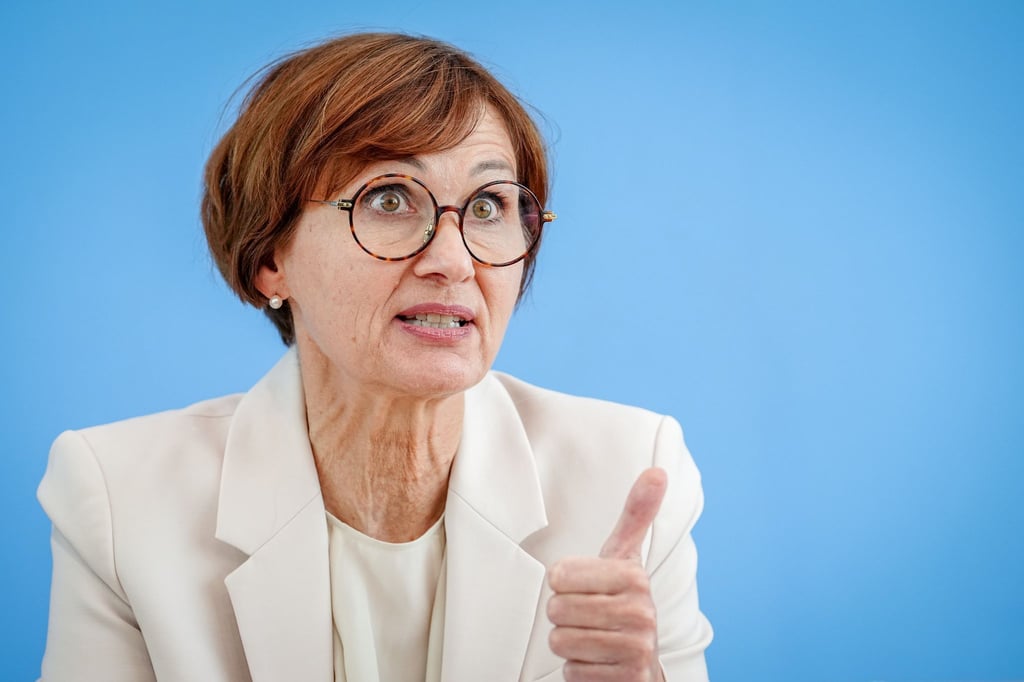 Bundesbildungsministerin Bettina Stark-Watzinger dreht den Spieß im Bund-Länder-Streit über den Digitalpakt Schule um: Sie fordert Aussagen dazu, wie viel Geld die Länder bereit sind, in die Schuldigitalisierung zu investieren. (Archivbild)