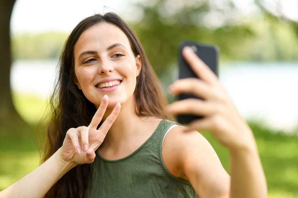 Digitale Urlaubsgrüße: Knapp die Hälfte der Befragten nutzt dafür Social Media wie Instagram oder Facebook.