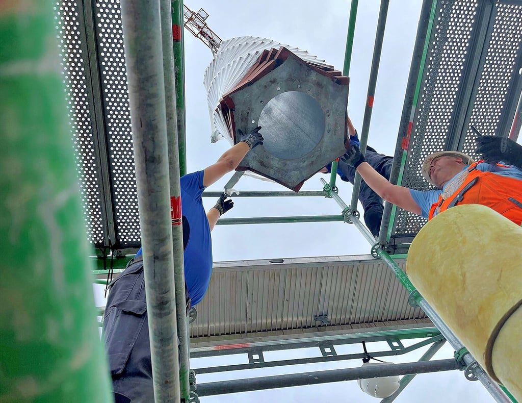 Hochpräzise Maßarbeit: Drei Beschäftigte des Balgstädter Spezialunternehmens weilten im Zuge der Endmontage auf der Baustelle an dem Münchener Berufsschulzentrum.