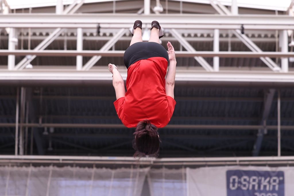 Sie kann es noch - Annalena Baerbock hebt ab vom Trampolin.
