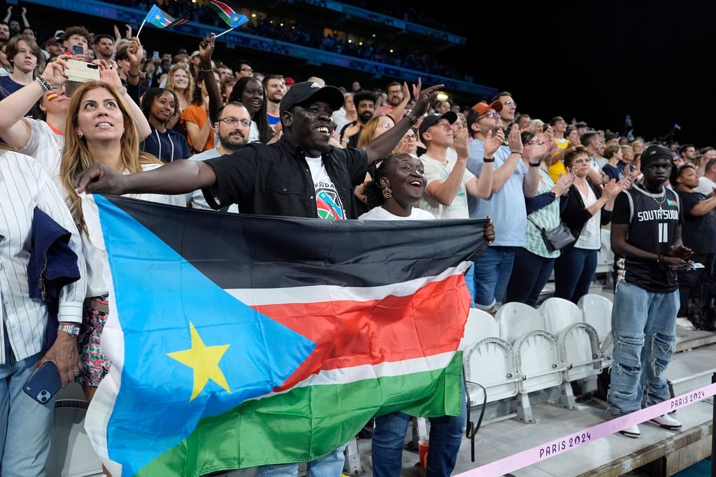 Die Zuschauer strömen bei Olympia in die Basketball-Halle.