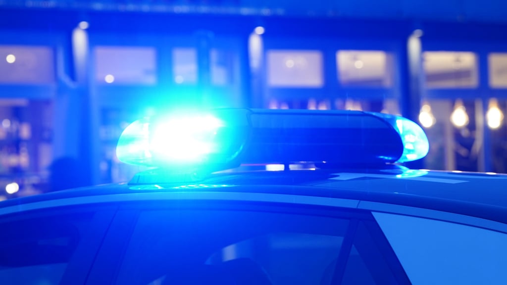 Auf der A9 bei Weißenfels hat ein Lkw am Dienstagmorgen 70 Kisten Softgetränke verloren.