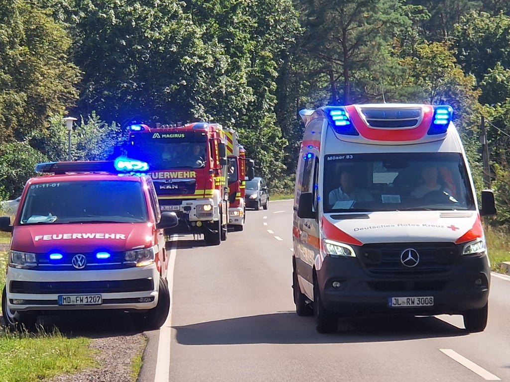 Zahlreiche Einsatzkräfte sind seit Dienstagnachmittag in Hohenwarthe im Einsatz.