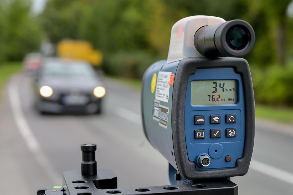 Das Geschwindigkeitsmessgerät der Polizei zeigt das Tempo eines vorbeifahrenden Autos an.