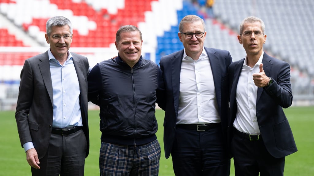Der Vorstand des FC Bayern mit Michael Diederich (r.).