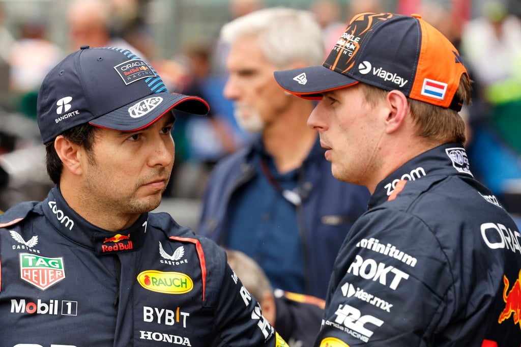 Sergio Pérez (l) bleibt auch nach der Sommerpause der Teamkollege von Max Verstappen.