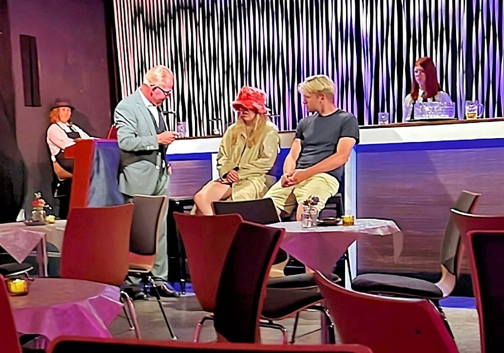 Ein Foto von der Probe am Montagabend in der Theaterbaracke in Wust. Enrico Reumann (2. von links) spielt in „Pygmalion" die Hauptrolle.
