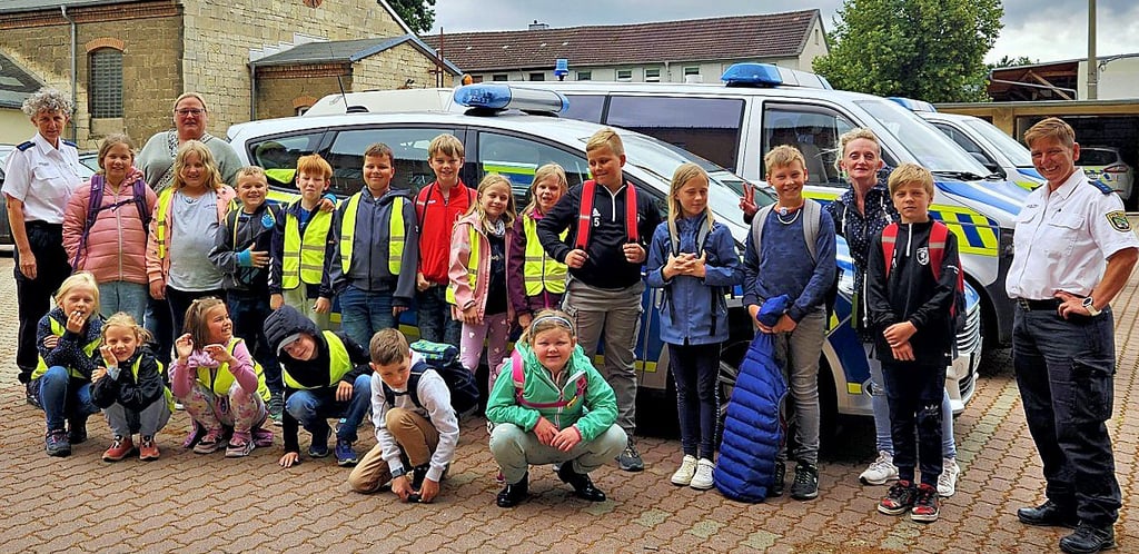 Die Hortkinder aus Dingelstedt und EIlenstedt haben gemeinsam die Polizei in Halberstadt besucht.
