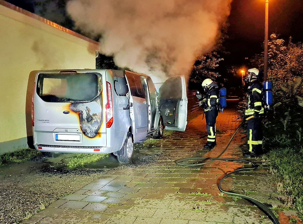 In Halberstadt wurde erneut ein Auto angezündet: Dieser Ford, der an der Westerhäuser Straße stand.