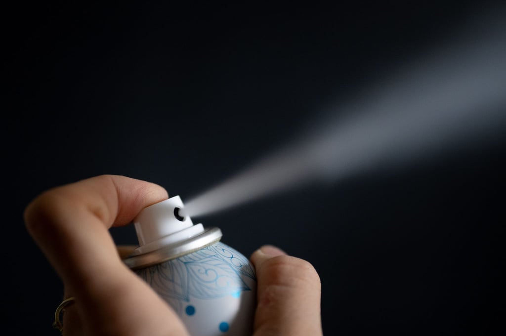 Pfffft! Irgendwann ist auch der letzte Sprühnebel verpufft. Das leere Deo-Spray gehört dann in den Gelben Sack - sofern auf der Dose ein grüner Punkt vermerkt ist.