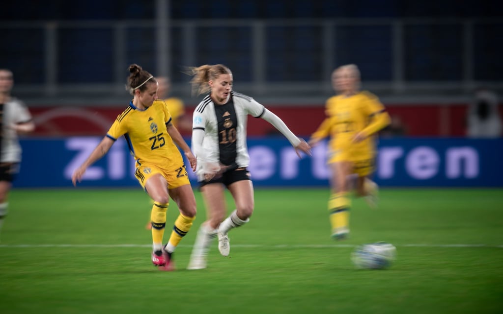 Künftig im Bayern-Trikot: Die Schwedin Julia Zigiotti Olme (l).