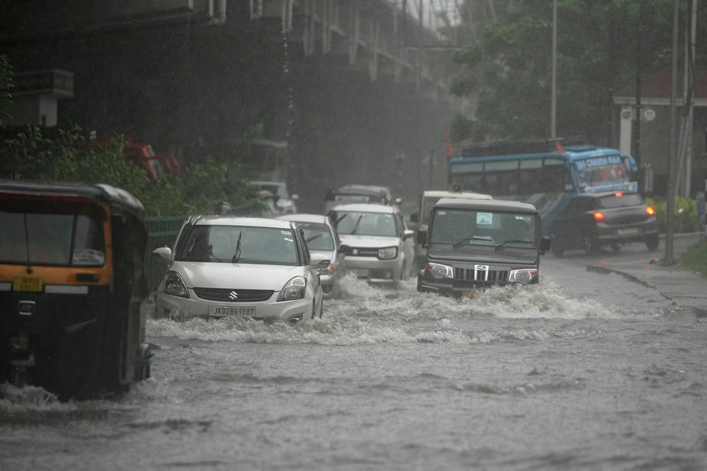 Monsunregen überschwemmt Straßen in Indien.