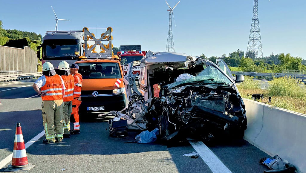 Auf der A9 kurz vor Münchberg-Nord (Landkreis Hof) kam es am Dienstagmorgen zu einem Unfall zwischen einem Lastwagen und einem Kleintransporter..