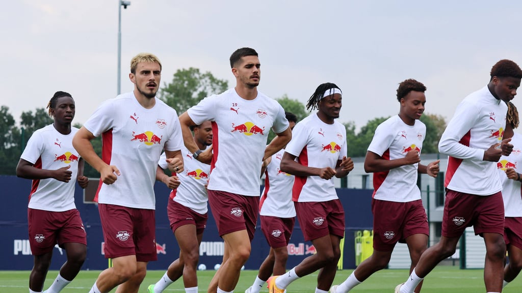 André Silva (5.v.l.) kam gegen Aue 45 Minuten zum Einsatz.