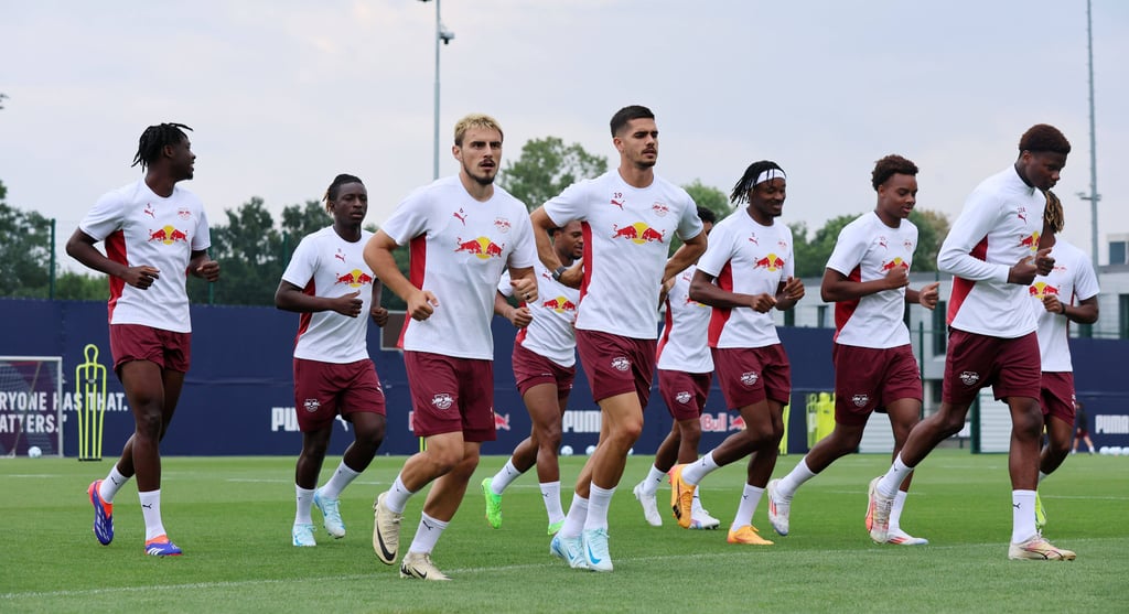 André Silva (5.v.l.) kam gegen Aue 45 Minuten zum Einsatz.