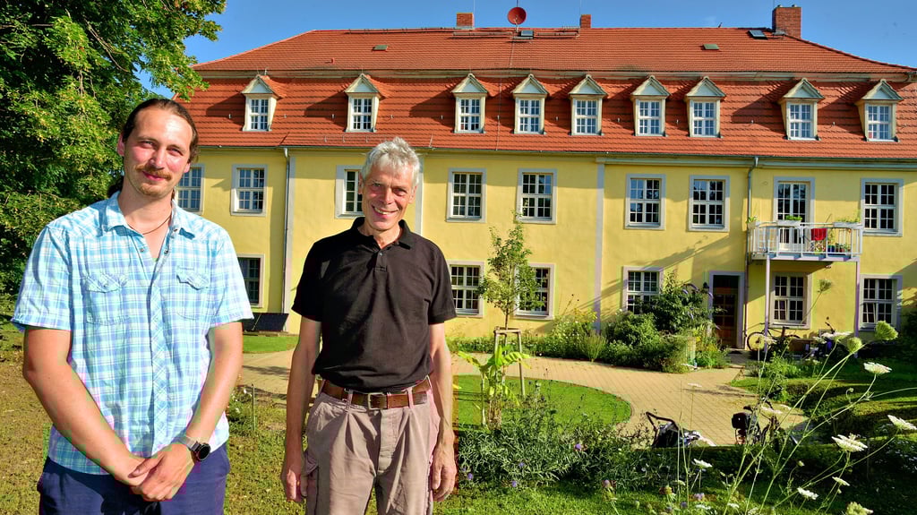 Hausbesitzer Volker Bosse (rechts) und Thomas Engst, einer der Mieter in dem sanierten Mehrfamilienhaus, vor einem der beiden Häuser der Domäne in Altenburg.
