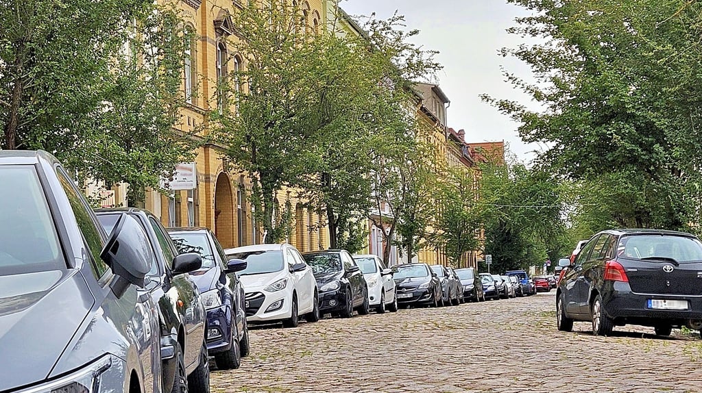 Die Aribertstraße wird grundhaft ausgebaut und erhält im Fahrbereich am Ende einen Asphalt-Belag.