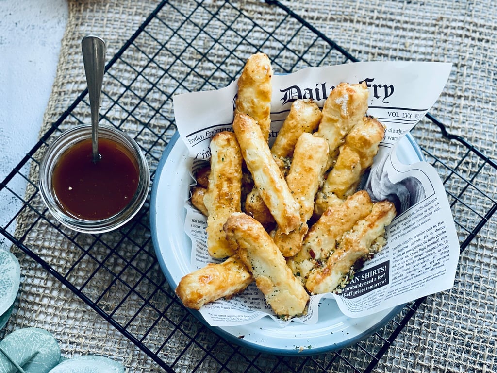 Die Halloumi-Stifte werden aus einem Block des zypriotischen Grillkäses im Airfryer zubereitet.