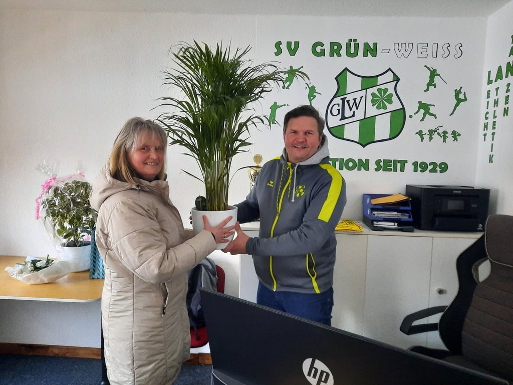 Erst Anfang des Jahres hat der SV Grün-Weiß Langendorf eine Geschäftsstelle eröffnet. Antje Schmidt, die die Langendorfer Kita leitet, überreichte dem Vereinsvorsitzenden Ralph Günther dafür eine Pflanze als Geschenk.