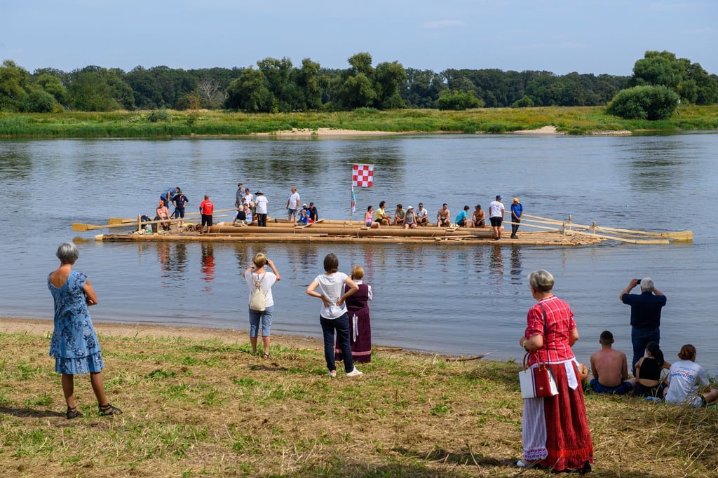 Am 01. August 2024 wird das Floß an Magdeburg vorbei bis in den Industriehafen fahren.