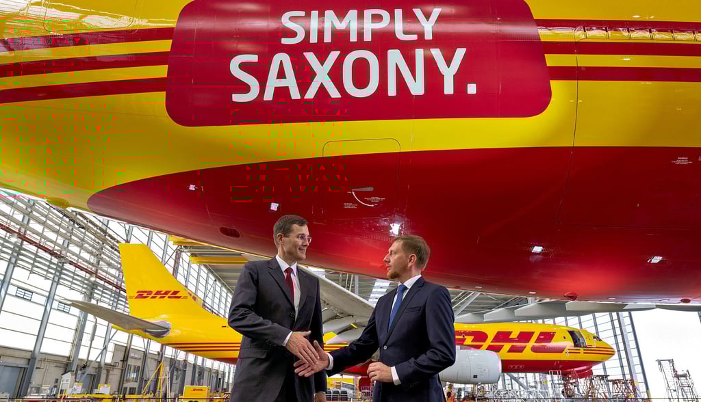 DHL-Vorstandschef Tobias Meyer (li.)  und Sachsens Ministerpräsident Michael Kretschmer (CDU) bei der Vertragsverlängerung. 