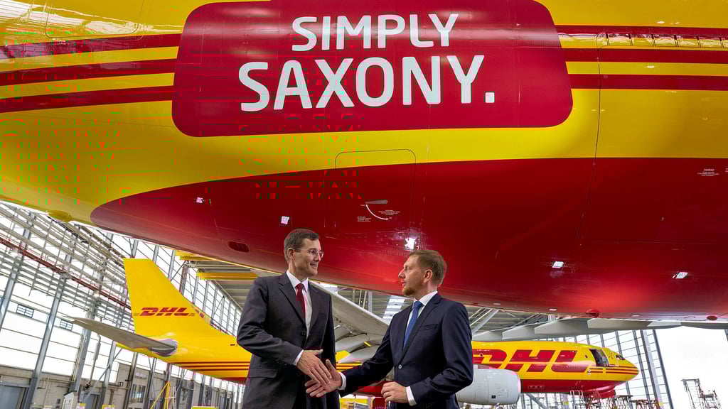 DHL-Vorstandschef Tobias Meyer (li.) und Sachsens Ministerpräsident Michael Kretschmer (CDU) bei der Vertragsverlängerung.
