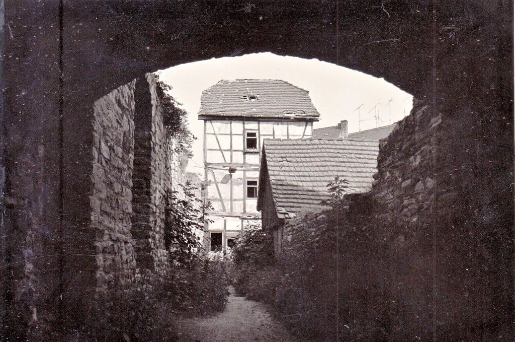 Im Wochenbett, unmittelbar am Brühl gelegen, stand bis zur Wende der malerische Fachwerkturm Brühl 22.