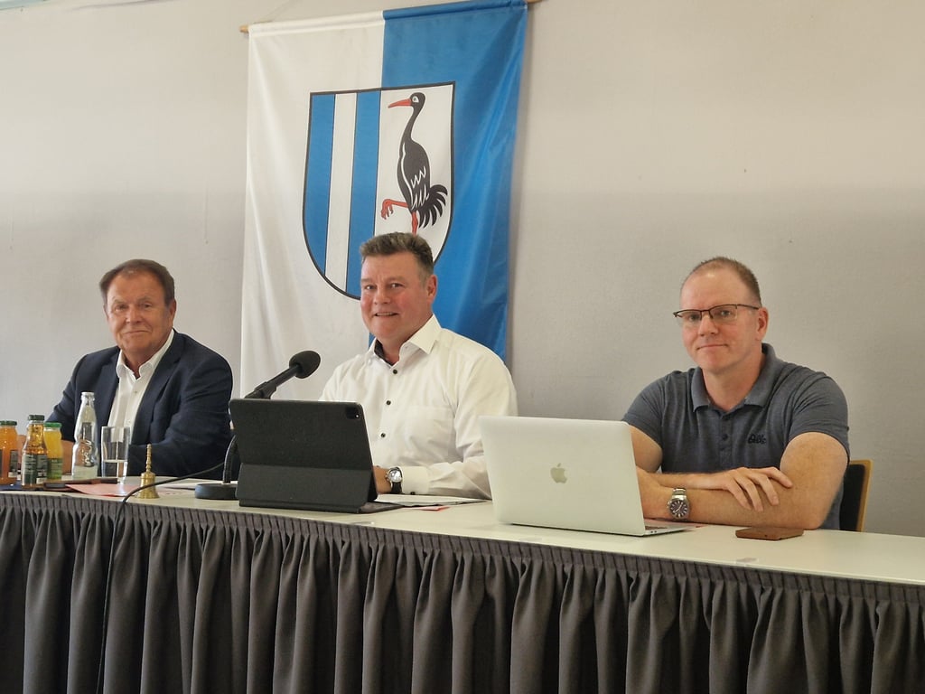 Der neue Kreistagsvorsitzende Markus Kurze, flankiert vom ersten Stellvertreter Jan Scharfenort (AfD, rechts) und dem zweiten Stellvertreter Wolfgang März (CDU).