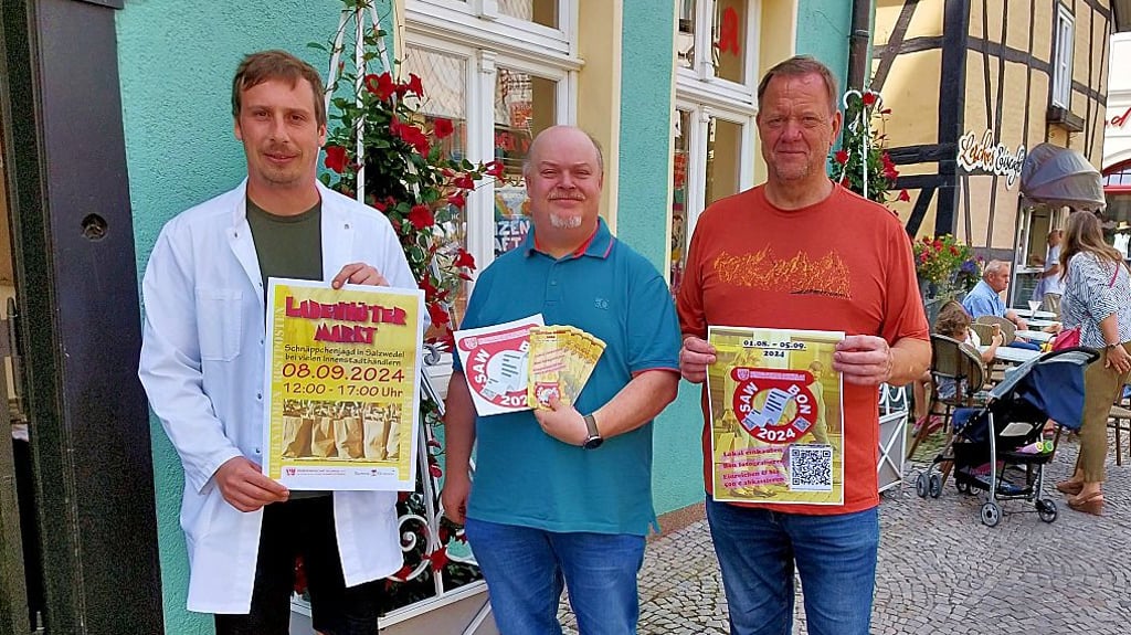 Gregor Roth von der Adler Apotheke (von links), Jens Steinführer von stl-media und Jost Fischer von der Jost Fischer GmbH mit den Werbematerialien der Aktion SAW-Bon 2024 in Salzwedel.